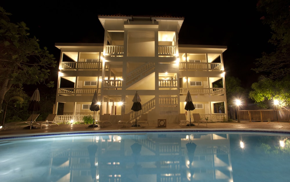 Sandy Haven Resort — Hotel building in Negril