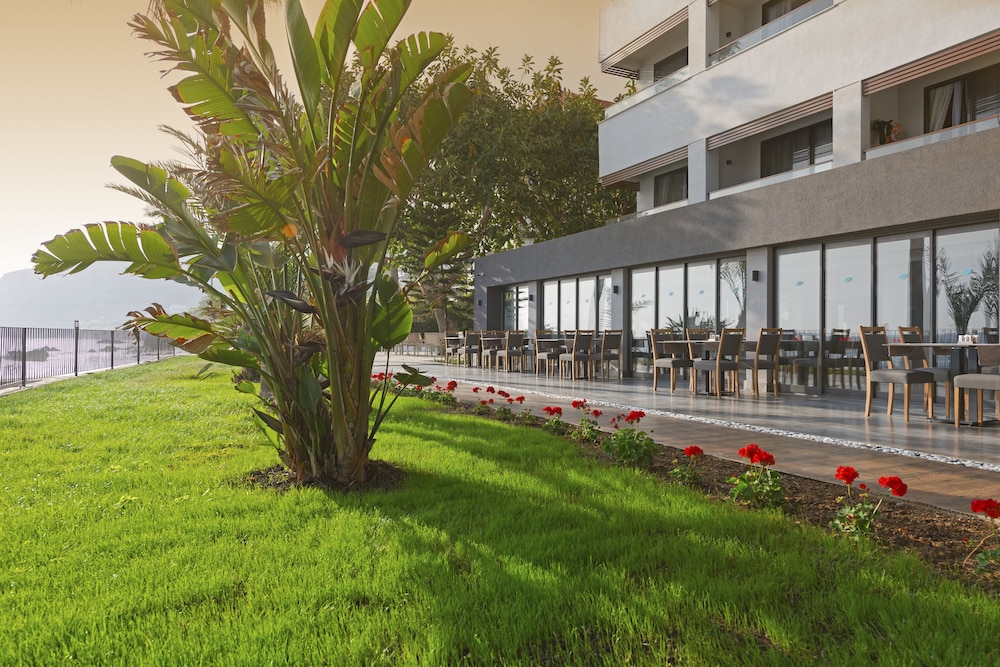 Floria Beach Hotel — Hotel building in Alanya