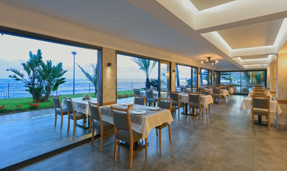 Floria Beach Hotel — Restaurant & bars in Alanya
