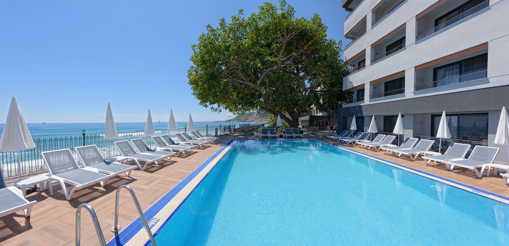 Floria Beach Hotel — Swimming pool in Alanya