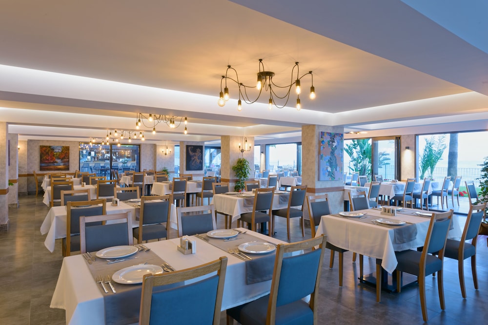 Floria Beach Hotel — Restaurant & bars in Alanya