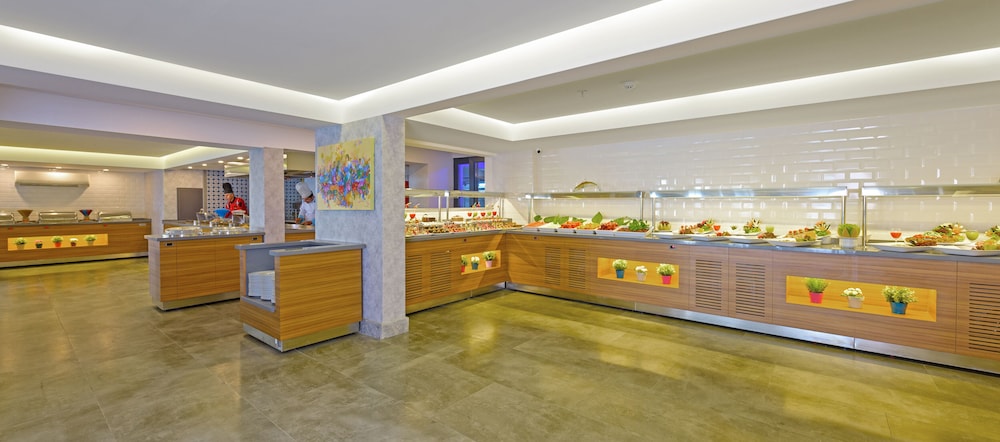 Floria Beach Hotel — Restaurant & bars in Alanya