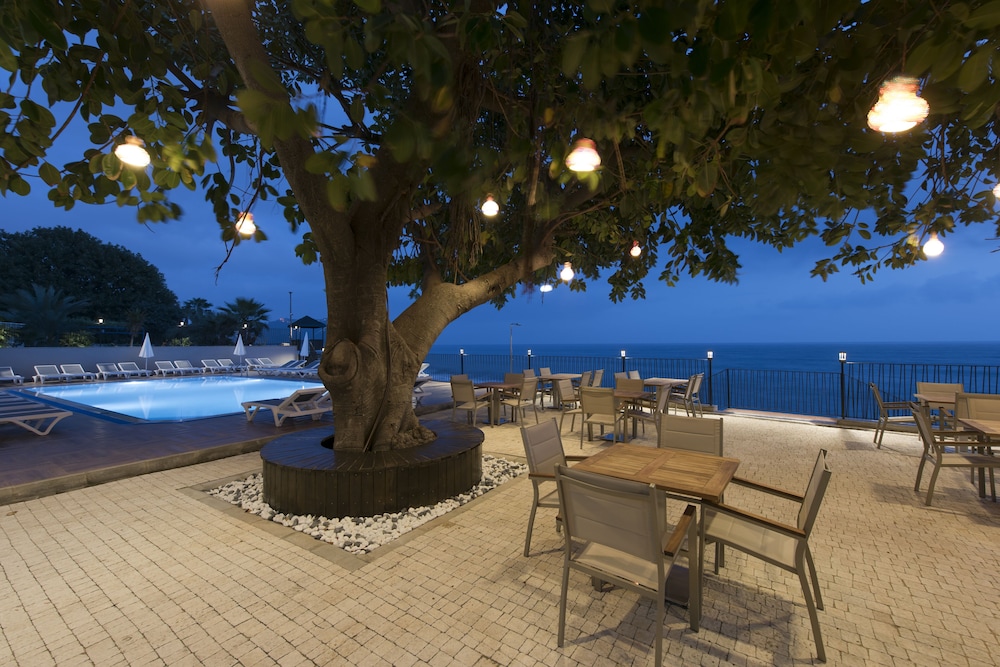 Floria Beach Hotel — Restaurant & bars in Alanya