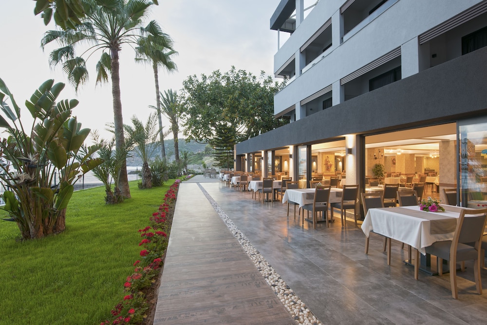 Floria Beach Hotel — Restaurant & bars in Alanya