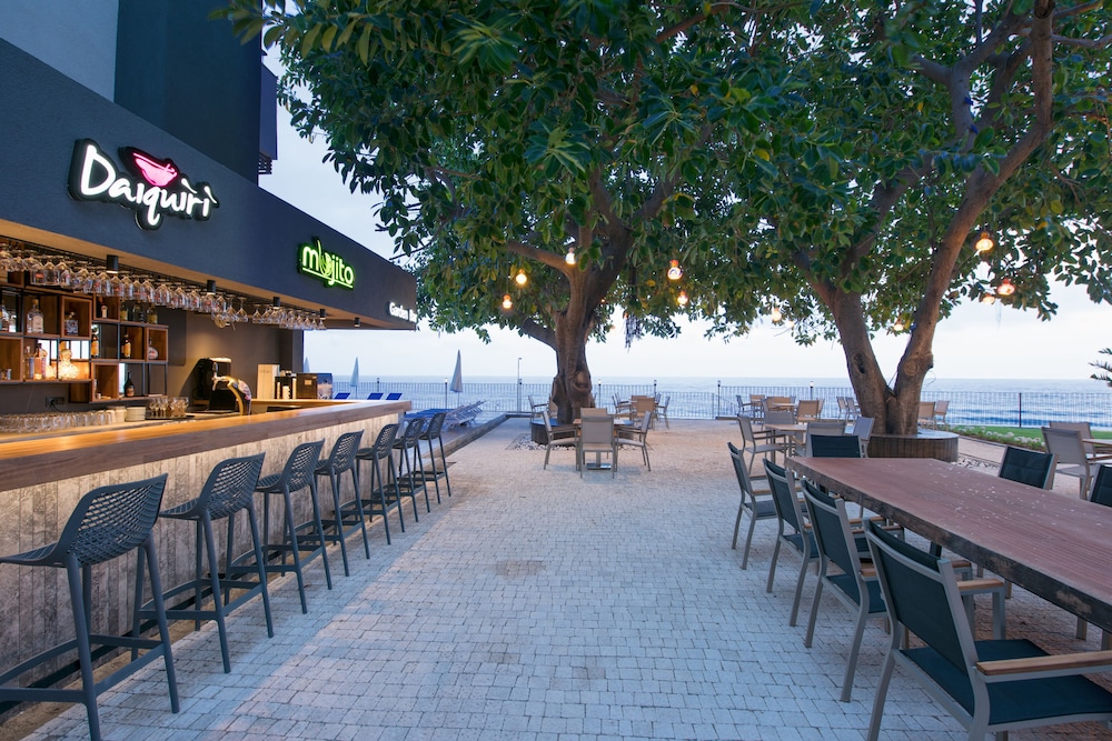 Floria Beach Hotel — Restaurant & bars in Alanya