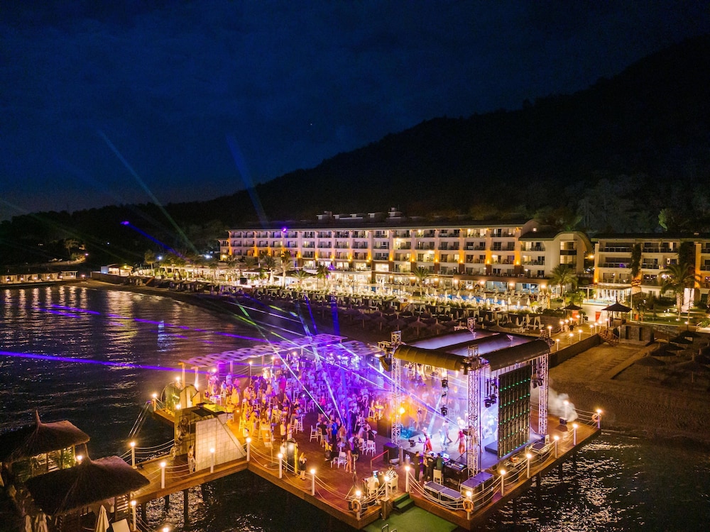 Corendon Playa Kemer - Ultra All Inclusive — Hotel building in Kemer
