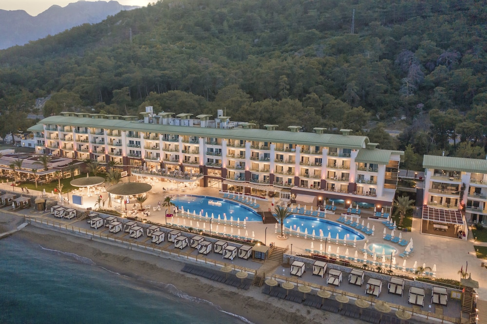Corendon Playa Kemer - Ultra All Inclusive — Hotel building in Kemer