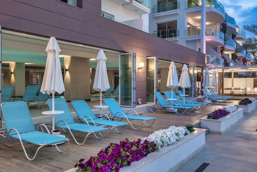 Corendon Playa Kemer - Ultra All Inclusive — Swimming pool in Kemer