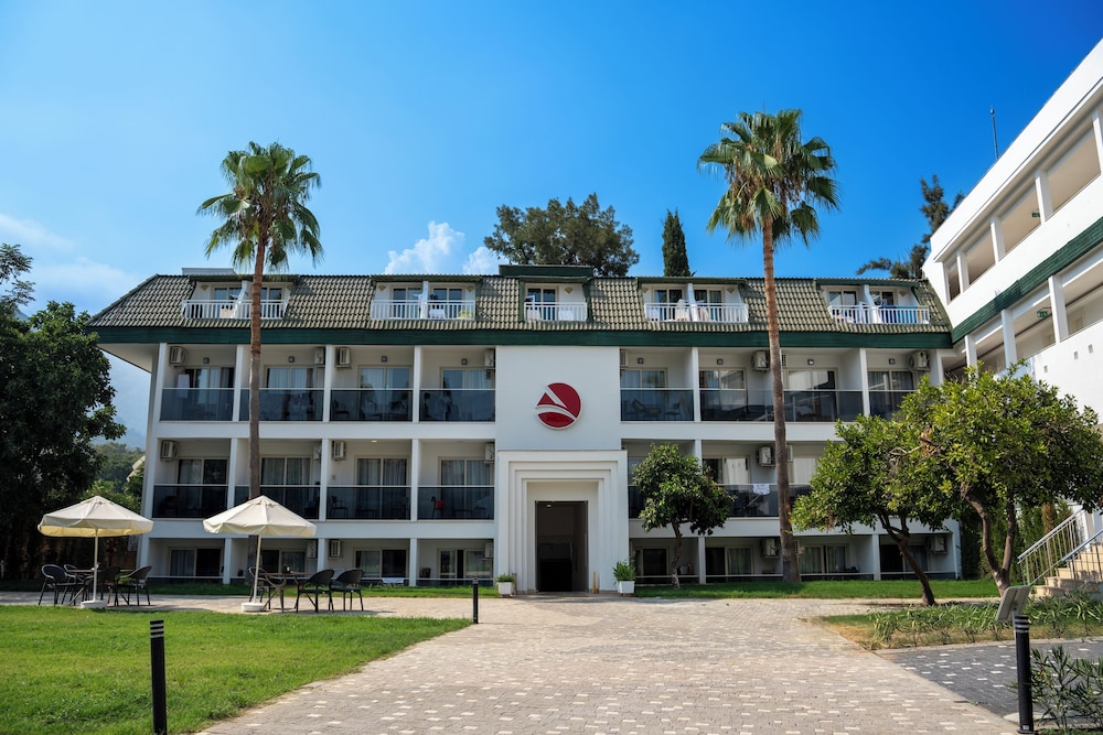 Armas Gul Beach - All Inclusive — Hotel building in Kemer