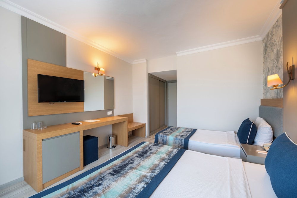 Armas Gul Beach - All Inclusive — Hotel rooms in Kemer