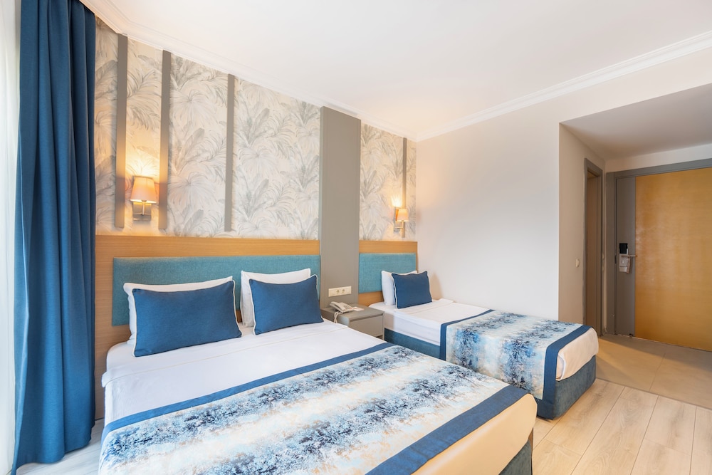Armas Gul Beach - All Inclusive — Hotel rooms in Kemer