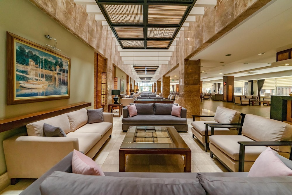 Armas Gul Beach - All Inclusive — Hotel building in Kemer