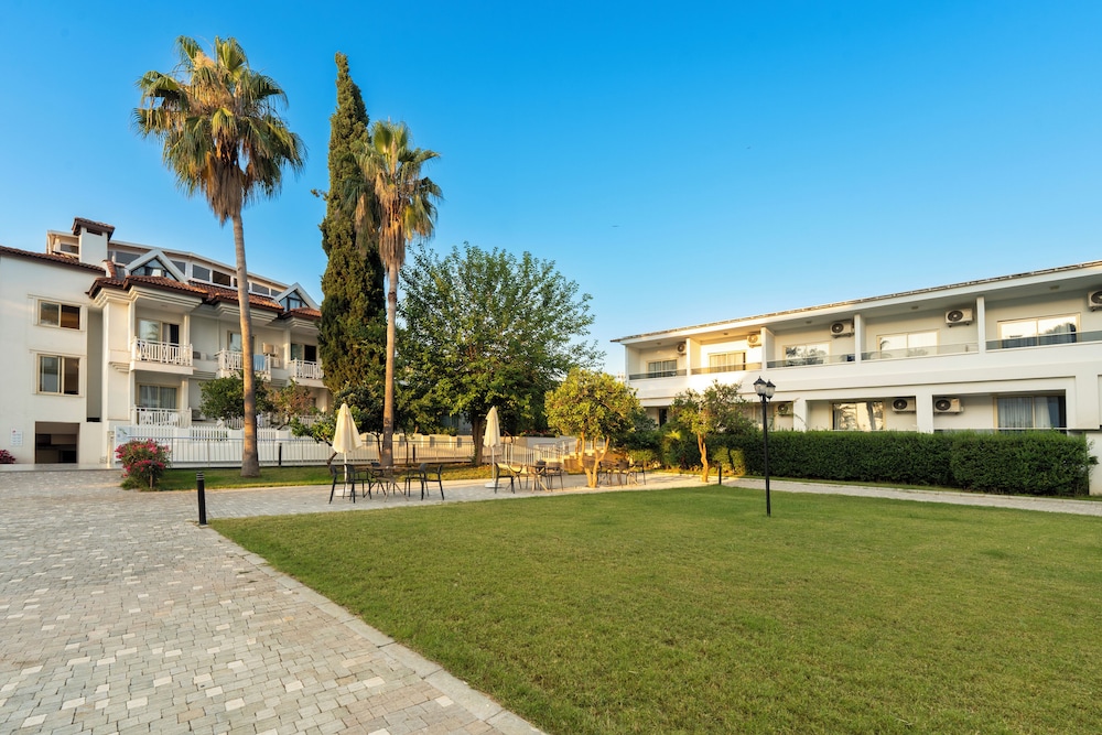 Armas Gul Beach - All Inclusive — Hotel building in Kemer