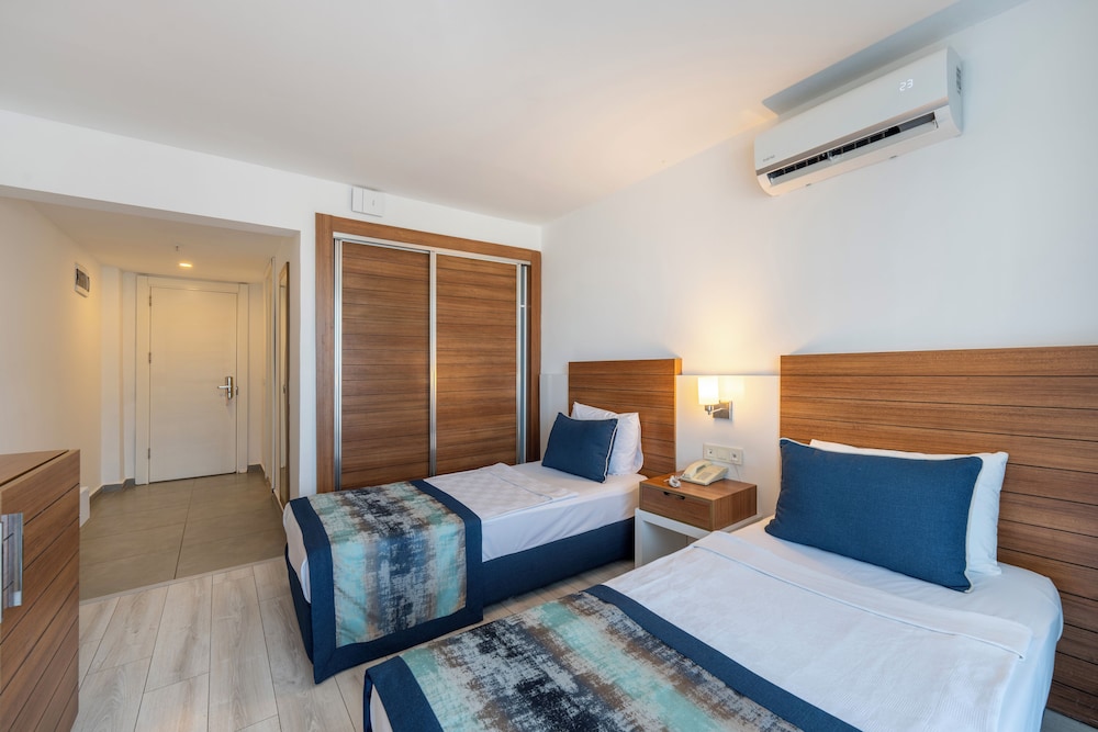 Armas Gul Beach - All Inclusive — Hotel rooms in Kemer