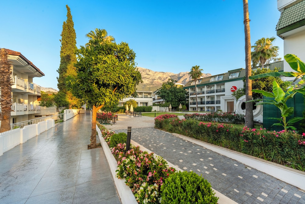 Armas Gul Beach - All Inclusive — Hotel building in Kemer