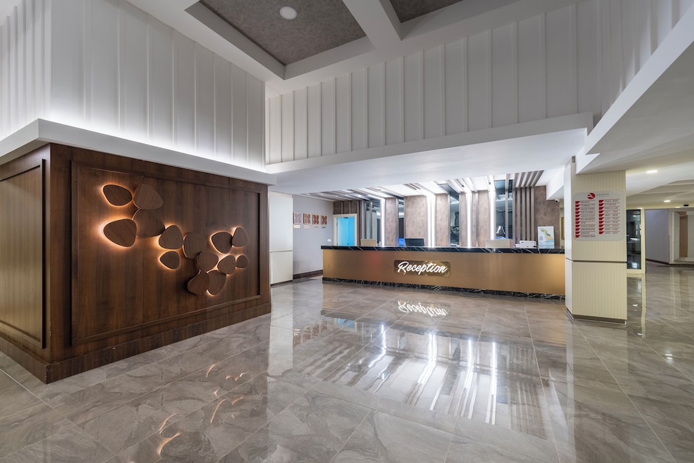 Armas Gul Beach - All Inclusive — Hotel building in Kemer