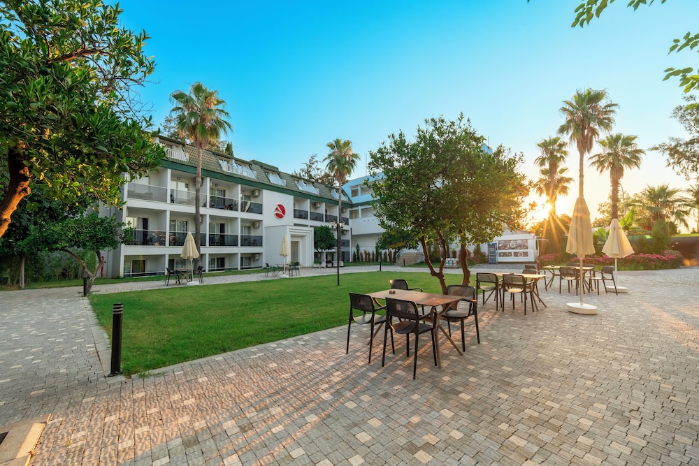 Armas Gul Beach - All Inclusive — Hotel building in Kemer