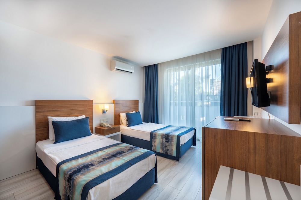 Armas Gul Beach - All Inclusive — Hotel rooms in Kemer