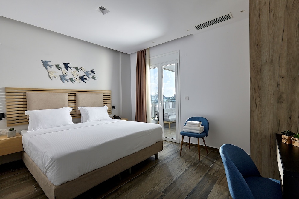 Seascape Luxury Residences — Hotel rooms in Lygaria