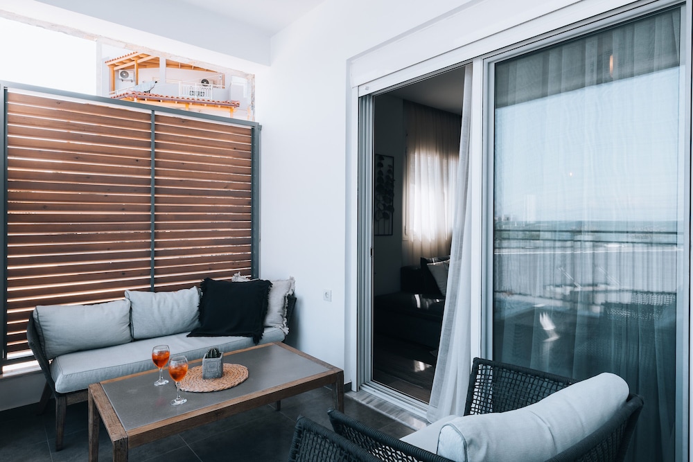 Seascape Luxury Residences — Hotel rooms in Lygaria