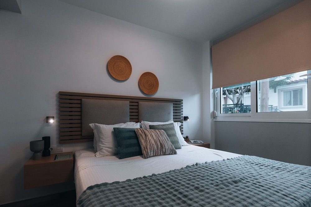 Seascape Luxury Residences — Hotel rooms in Lygaria