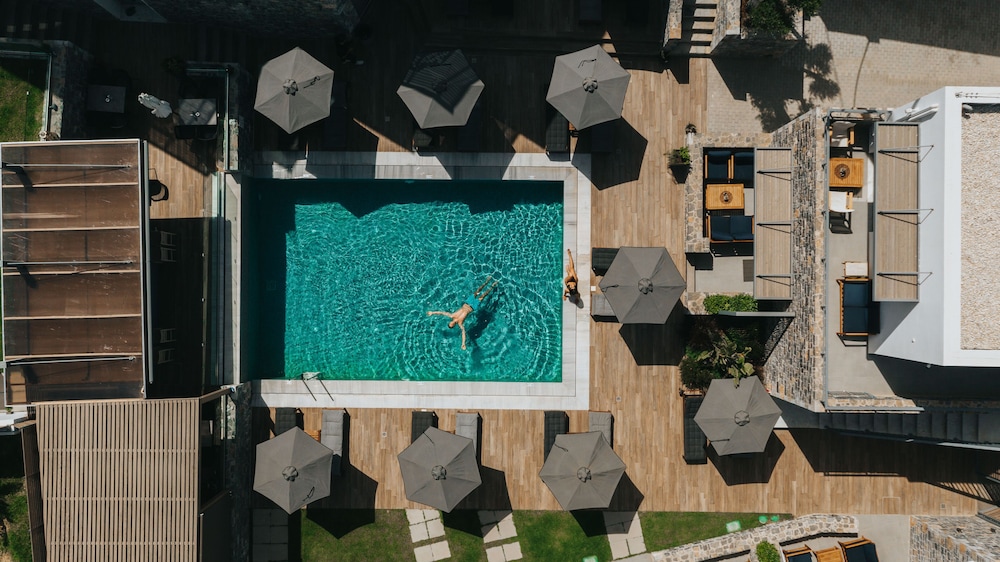 Seascape Luxury Residences — Swimming pool in Lygaria