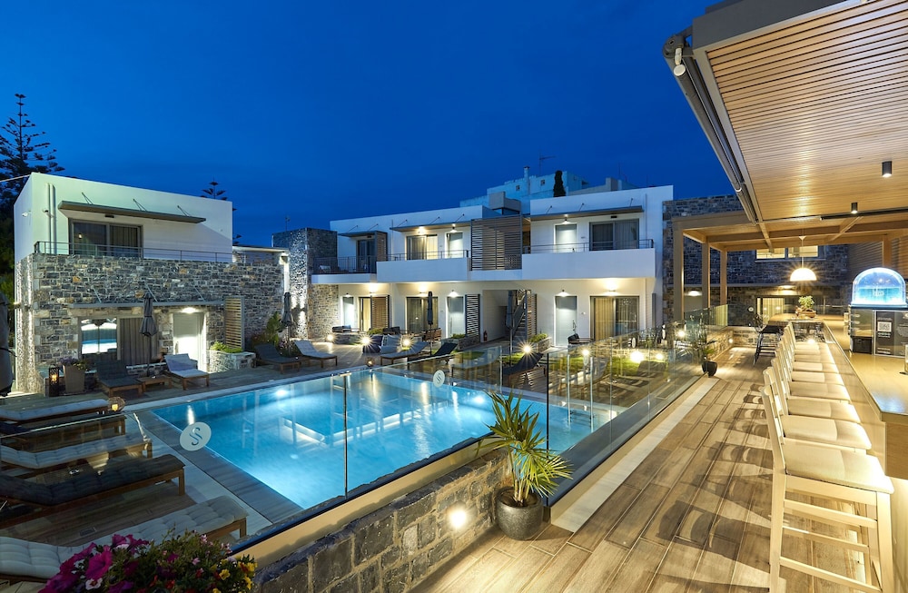 Seascape Luxury Residences — Swimming pool in Lygaria