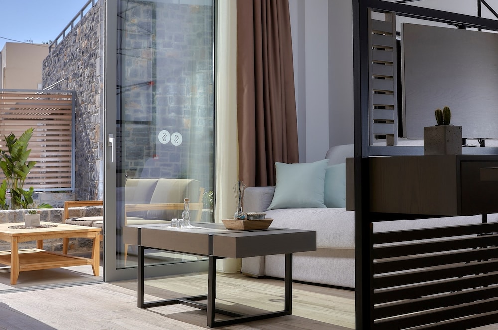 Seascape Luxury Residences — Hotel rooms in Lygaria
