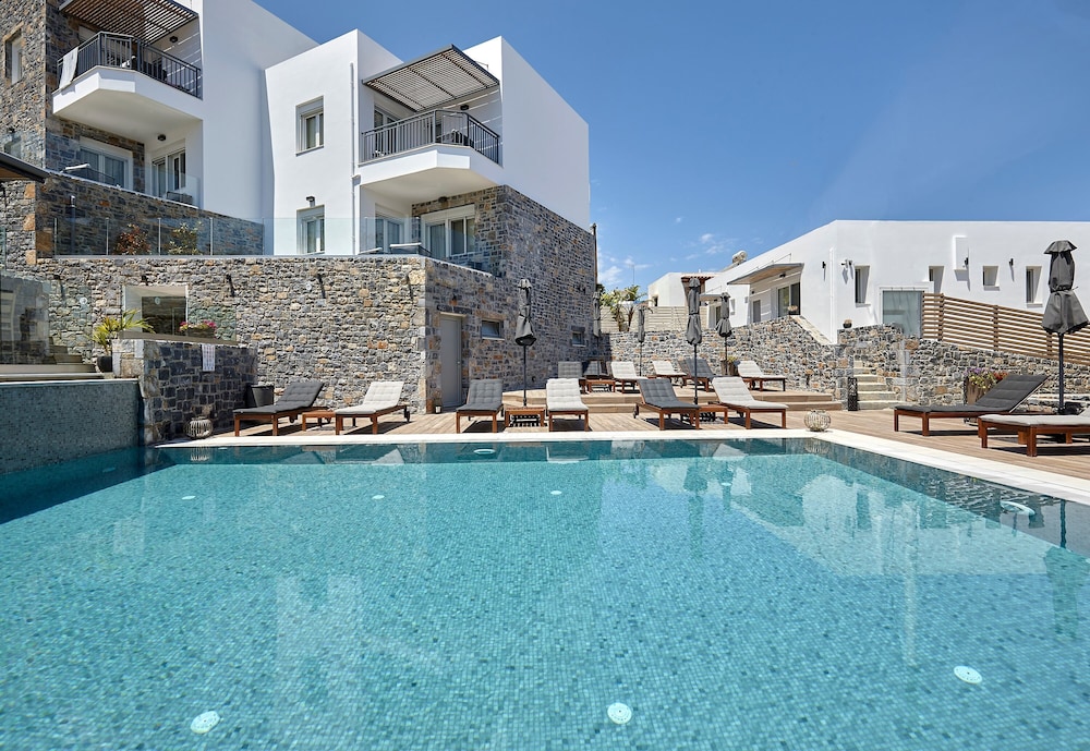 Seascape Luxury Residences — Swimming pool in Lygaria
