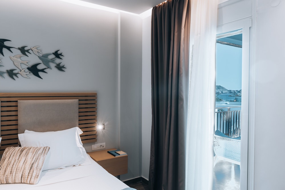 Seascape Luxury Residences — Hotel rooms in Lygaria