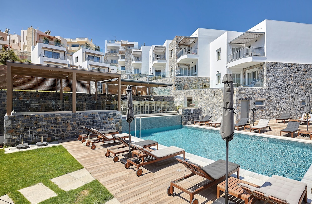 Seascape Luxury Residences — Swimming pool in Lygaria