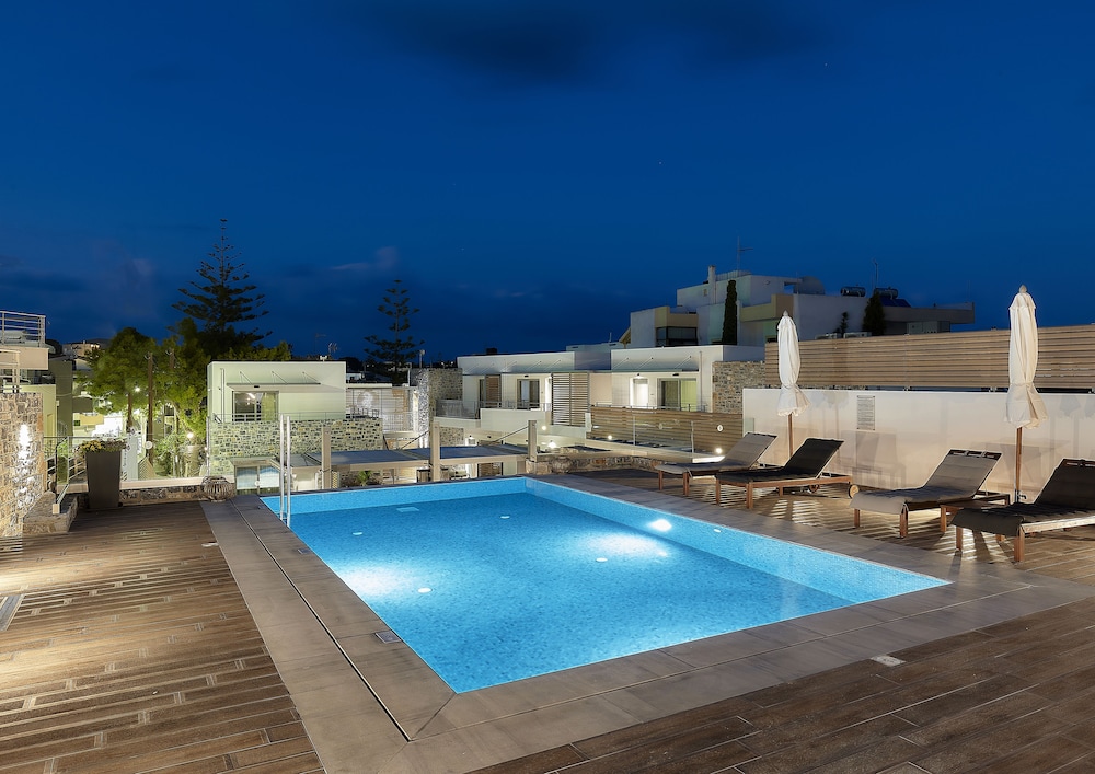 Seascape Luxury Residences — Swimming pool in Lygaria