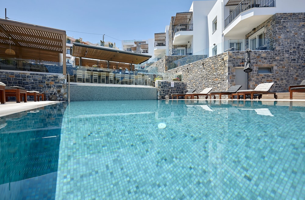 Seascape Luxury Residences — Swimming pool in Lygaria