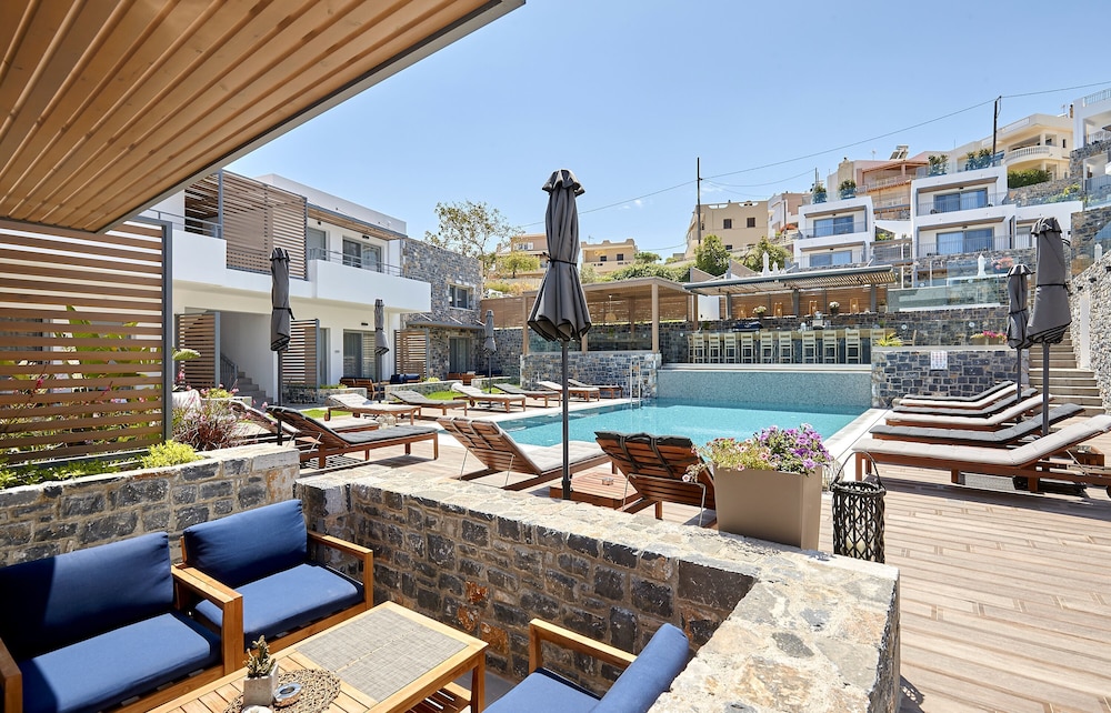 Seascape Luxury Residences — Swimming pool in Lygaria