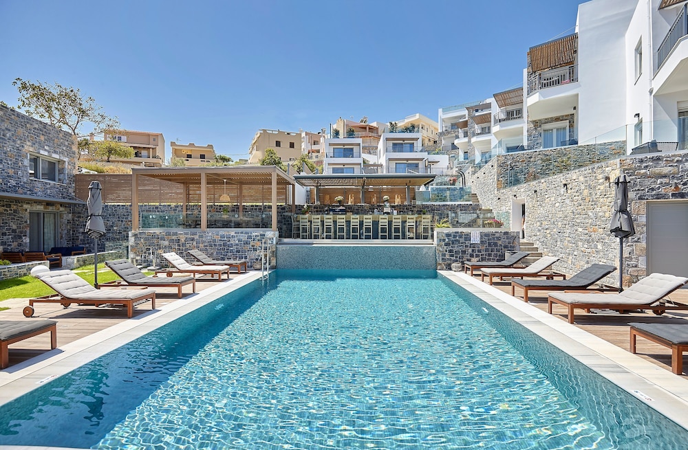 Seascape Luxury Residences — Swimming pool in Lygaria