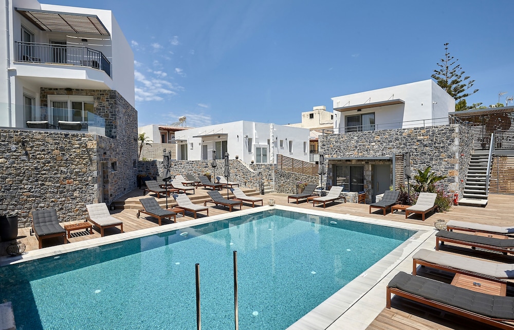 Seascape Luxury Residences — Swimming pool in Lygaria