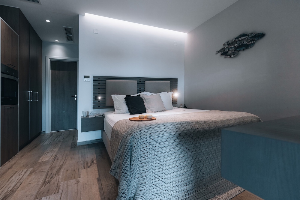 Seascape Luxury Residences — Hotel rooms in Lygaria