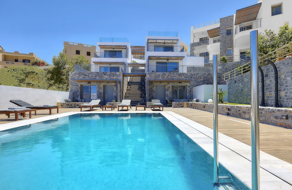 Seascape Luxury Residences — Swimming pool in Lygaria