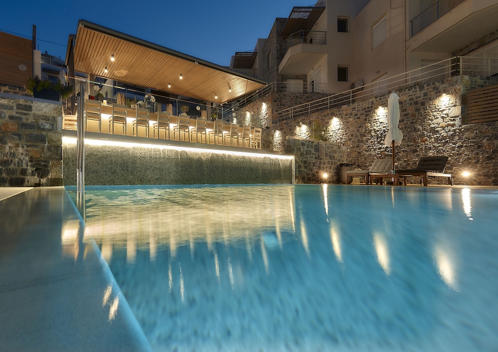 Seascape Luxury Residences — Swimming pool in Lygaria