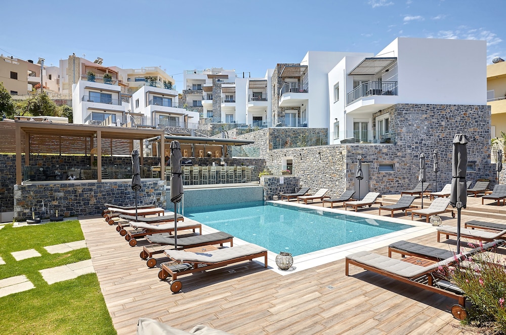 Seascape Luxury Residences — Swimming pool in Lygaria