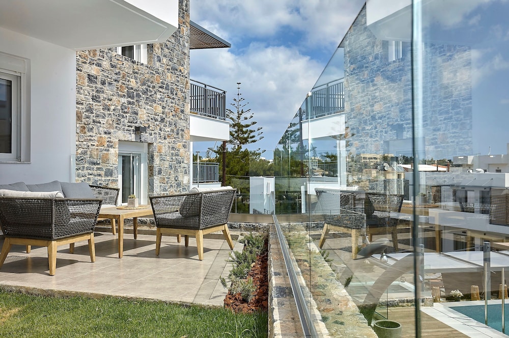 Seascape Luxury Residences — Hotel building in Lygaria