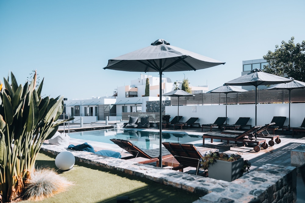 Seascape Luxury Residences — Swimming pool in Lygaria
