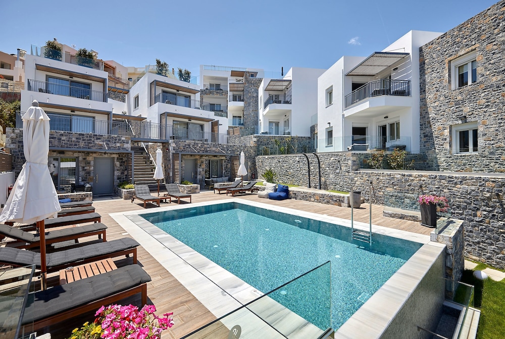 Seascape Luxury Residences — Swimming pool in Lygaria