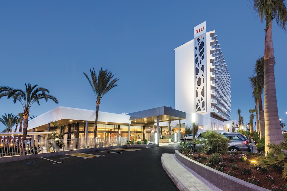 Hotel Riu Costa del Sol - All Inclusive — Hotel building in Torremolinos, Andalusia