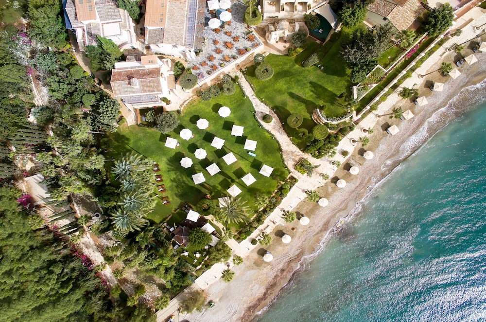 Columbia Beach Resort — Hotel building in Pissouri, Limassol Region