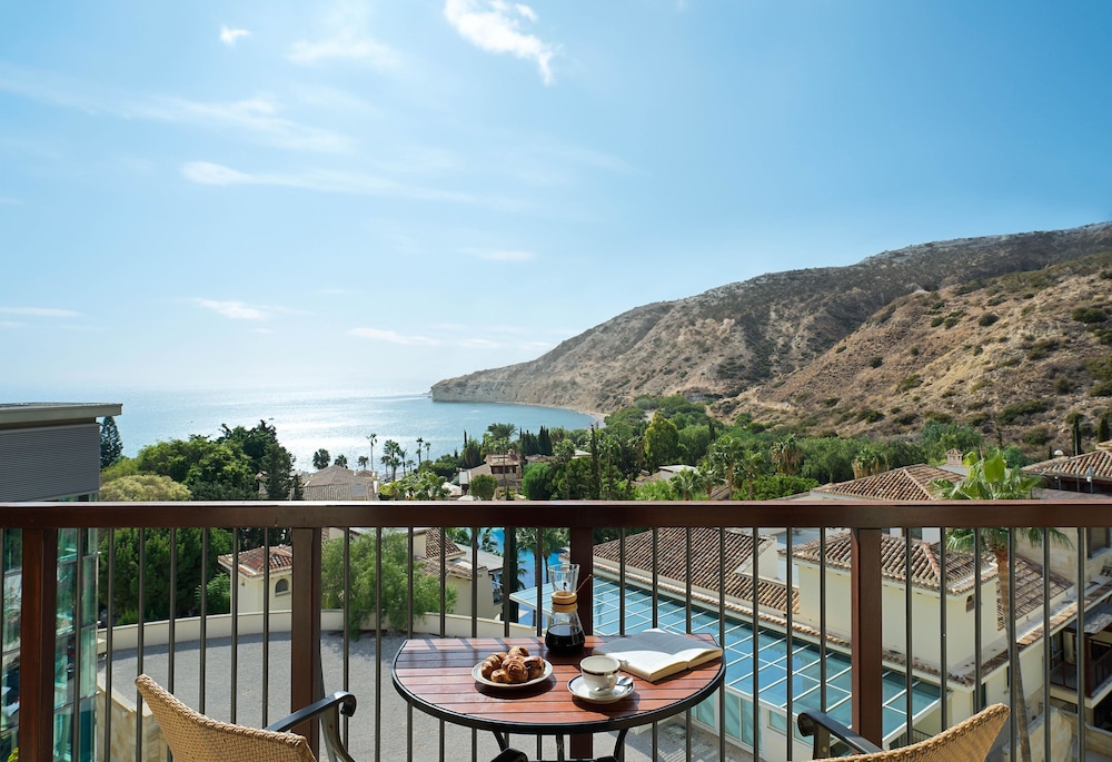 Columbia Beach Resort — Hotel rooms in Pissouri, Limassol Region