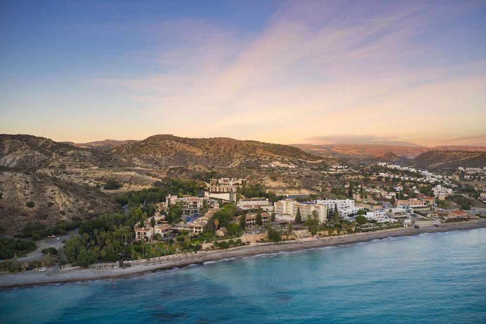 Columbia Beach Resort — Hotel building in Pissouri, Limassol Region