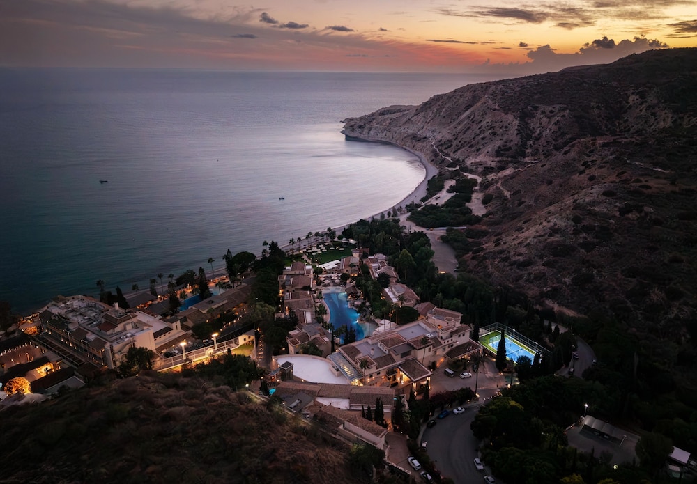 Columbia Beach Resort — Hotel building in Pissouri, Limassol Region