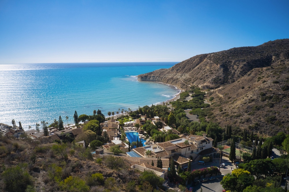 Columbia Beach Resort — Hotel building in Pissouri, Limassol Region