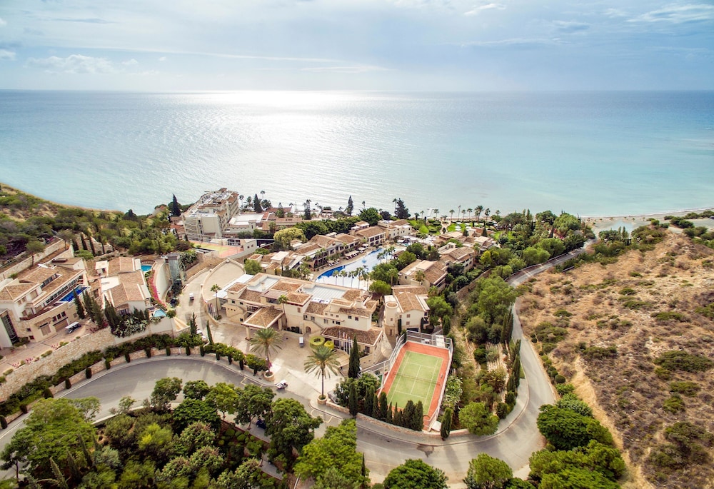 Columbia Beach Resort — Hotel building in Pissouri, Limassol Region